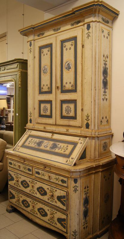 Tromeau, Italia settentrionale, sec. XVIII, legno laccato e decorato, quattro cassetti, tre sportelli di cui uno a ribalta, cm 233x68x250, laccature d'epoca posteriore