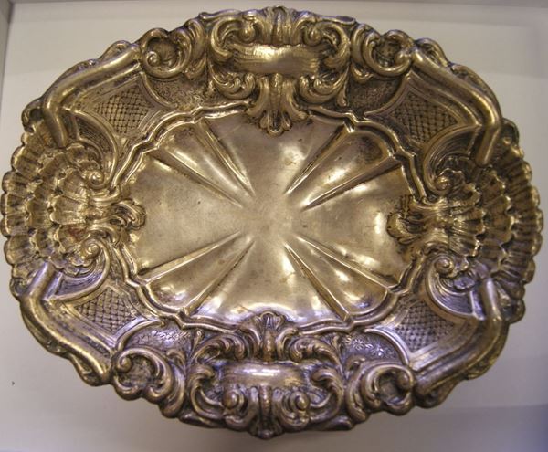 Vassoio ovale, primi sec. XX, in argento sbalzato su quattro piedini, cm 13,5x11, gr. 667