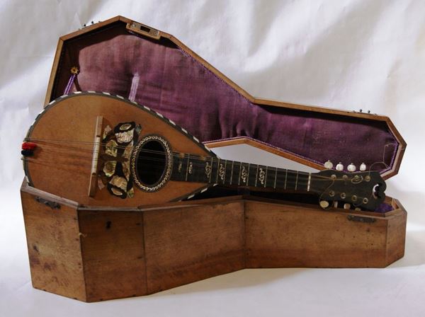 Mandolino, Napoli, fine sec. XIX, con inserti in madreperla, entro custodia rivestita in velluto, cm 60