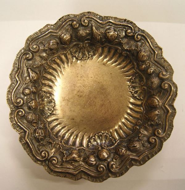 Vassoio circolare, sec. XIX, in argento sbalzato a putti, diametro cm 10, gr. 383