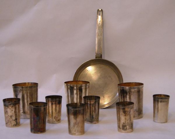 Dieci bicchieri e una padella, in argento Brandimarte, gr. 1180(11)  - Asta Antiquariato e Collezionismo - Poggio Bracciolini Casa d'Aste