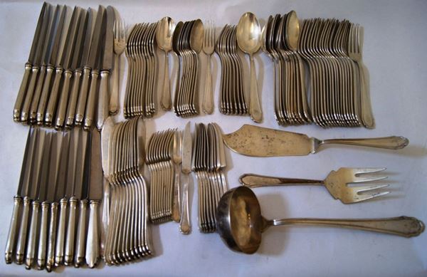 Servito di posate, in argento, composto da diciasette forchette grandi, undici cucchiai grandi, nove forchettine, dieci cucchiai piccoli, dodici forchette da pesce, dodici coltelli da pesce, dieci coltelli grandi, nove coltelli piccoli, undici forchette da sottaceti, undici coltelli da formaggio, tre posate grandi, totale gr. 7675 lordi, incompleto