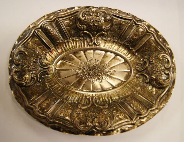 Vassoio ovale, sec. XIX, in argento sbalzato a motivi floreali, cm 11,5x9, gr. 355