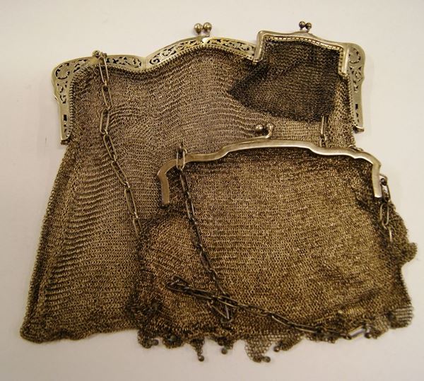 Tre borsette, inizi sec. XX, in argento con manici lavorati, gr. 698(3)