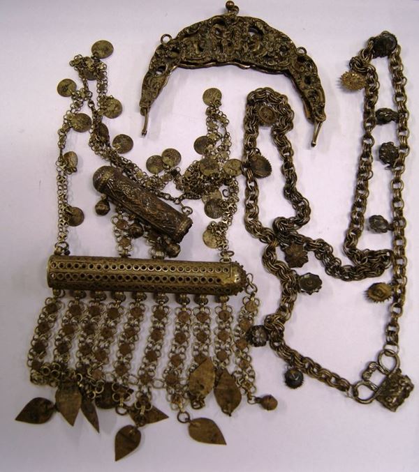 Manico per borsetta, inizi sec. XX, in argento sbalzato a putti, e due collane in argento lavorato, gr. 540