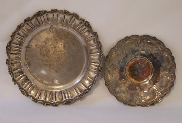 Due alzatine, sec. XX, in argento, su quattro piedini, gr. 748(2)