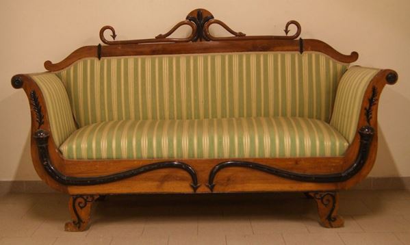 Divano, periodo Biedermeier, Austria, in noce con decorazioni laccate nere, imbottito e ricoperto in stoffa a righe,  cm 200x64x125