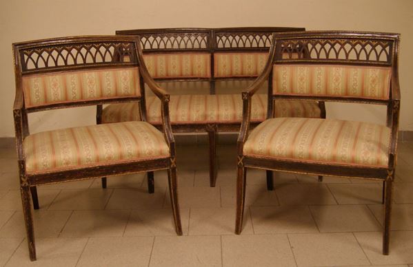 Divano ed una coppia di grandi poltrone in legno laccato a finto mogano lumeggiato oro, schienali intagliati, braccioli a scivolo, gambe a sciabola rivestiti in stoffa a righe, sec.XIX, cm 132x54x86(3)