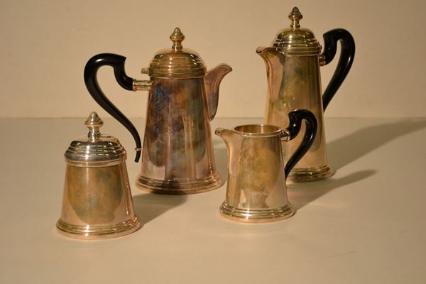 Servito da tÃ¨ e caffÃ¨ composto di teiera, caffettiera, lattiera e           zuccheriera, di forma                                                       tronco conica, in argento moderno, manici in legno ebanizzato, g 1330    (4)