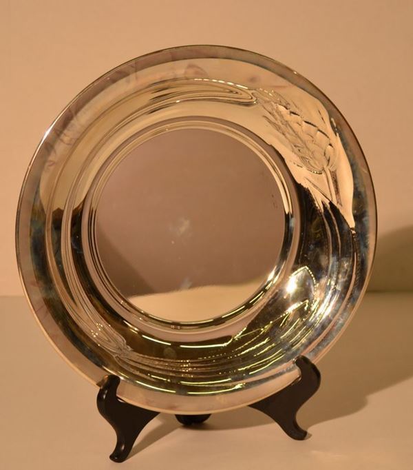 Coppa in argento moderno, piano decorato da spighe di grano, diam. cm 29, g 430