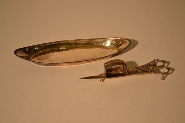 Spegni moccolo con vassoietto in argento, Inghilterra secolo XIX, g 210     presentano bolli diversi tra loro (2)