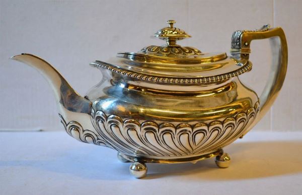 Teiera, Londra, 1823, in argento, corpo sbalzato e sorretto da quattro      sfere, g 670