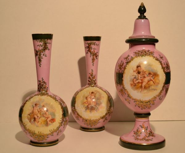 Coppia di vasi, sec. XIX, in opalina rosa, corpo sferico con alto collo     decorato a motivo vegetale e putti entro riserva volute in oro, alt. cm 38  ed una potiche en suite, alt. cm 49 (3)