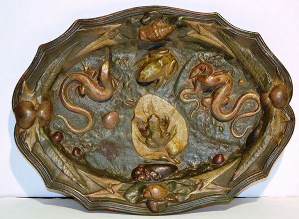 Vassoio ovale, Francia, sec. XX, in terracotta rivestita in rame con        animali, anfibi e serpenti in rilievo, cm 40x30