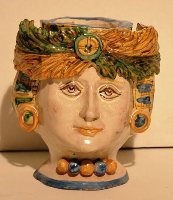 Vaso, Sicilia sec. XX, in maiolica modellata a testa muliebre, alt. cm 20