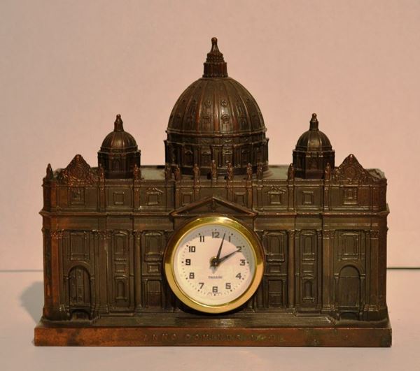 Orologio da tavolo, sec. XX, in metallo, cassa modellata a prospetto della  basilica di San Pietro, alt. cm 20, lungh. cm 22, meccanismo non pertinente da riparare