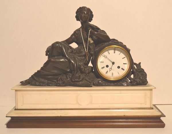 Orologio da tavolo, fine sec. XIX, in bronzo con figura di gentildonna con  uccellino assisa, base rettangolare in marmo bianco, alt. cm 43, lungh. cm  45