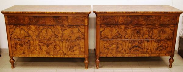 Coppia di cassettoni, Emilia, sec. XIX, in radica di noce, con laterali intarsiati, tre cassetti, gambe tornite, cm 132x62x95(2)