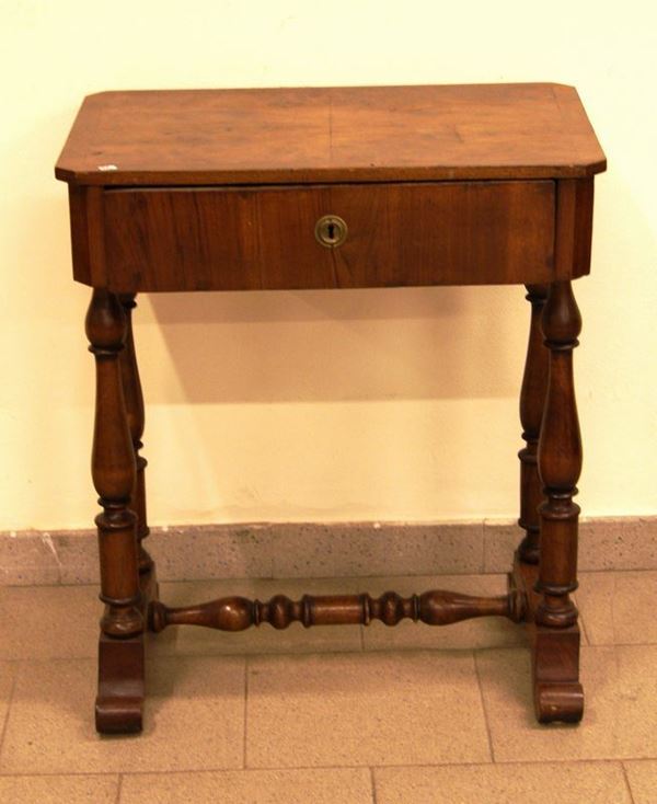 Tavolino da lavoro, Italia centrale, sec. XIX, in noce, ad un cassetto, gambe tornite, cm 62x41x73