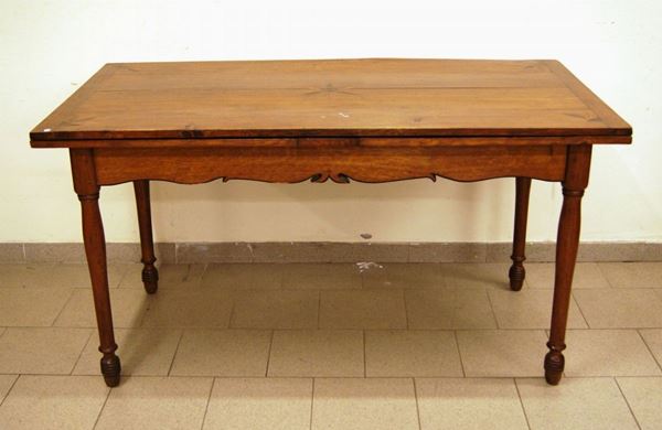 Tavolo rettangolare, Italia centrale, sec. XIX, in abete, con piano intarsiato, prolunghe a tiro, gambe tornite, cm 155x83x82