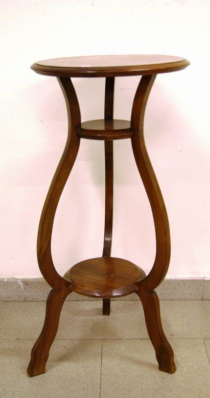 GuÃ¨ridon, sec. XX, in noce, a tre piani, con sostegni sagomati, cm 39x83