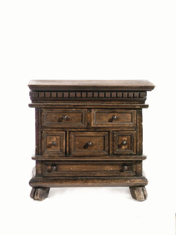 Piccolo monetiere, in noce a patina scura, piano superiore da alzarsi, fronte a sei piccoli cassetti intarsiati a volute, base modanata piedi anteriori a zampa ferina, cm 54x28x51, costruito con materiale antico