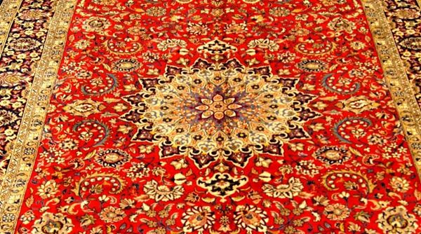 Tappeto persiano qum kork, di vecchia manifattura, fondo rosso con medaglione centrale e bordura blu e color senape, a motivo floreale, cm 462x304