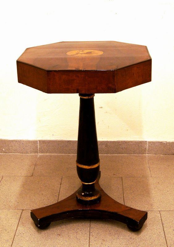 Tavolino, Italia centrale, Impero, in noce, gamba centrale laccata nera, piano ottagonale, cm 49x49x70, restauri