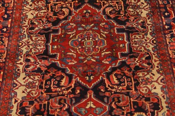 Tappeto persiano nehavand, di vecchia manifattura, a motivo geometrico e fiori stilizzati, fondo nero, cm 250x150
