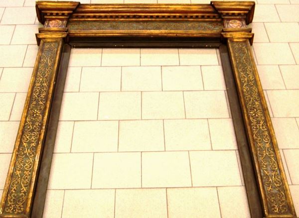 Portale, in stile '500, in legno laccato e decorato, con stemmi e intagli a fiori, cm 275x185x22