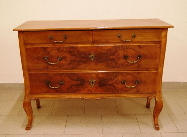 Cassettoncino, Italia settentrionale, sec. XVIII, in noce e radica di noce, a quattro cassetti, gambe sinuose, cm 112x48x82, restauri