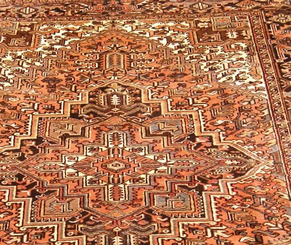 Tappeto persiano heriz, di vecchia manifattura con colori vegetali naturali, campo a motivo geometrico con fiori stilizzati, fondo multicolore, cm 305x205