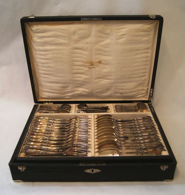Servito di posate, oreficeria Aquila, in argento, composto da dodici forchette, dodici coltelli, dodici cucchiai, dodici cucchiaini e quattro posate varie, entro scatola, gr. 2430 netti