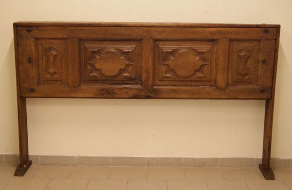 Testata di letto, Piemonte, sec. XVIII, in rovere, con pannelli sformellati di porta, cm 198x17x119