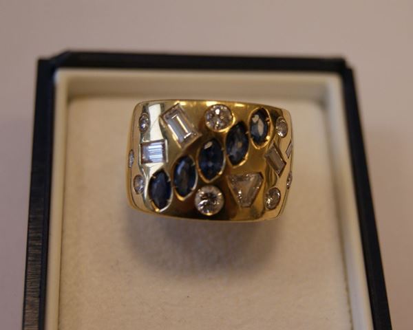 Anello oro giallo, con diamanti di vari tagli e zaffiri ovali, gr. 12,5