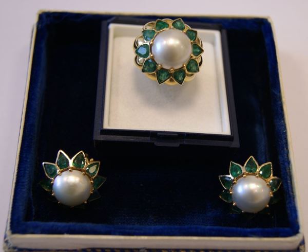 Anello oro giallo con perla mabe' e smeraldi a goccia, e Paio di orecchini en suite, tot. gr. 24,5(3)