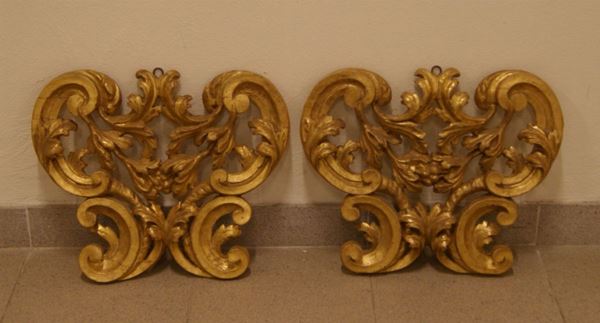 Coppia di fregi dorati, sec. XIX, in legno intagliato, cm 42x35x3(2)