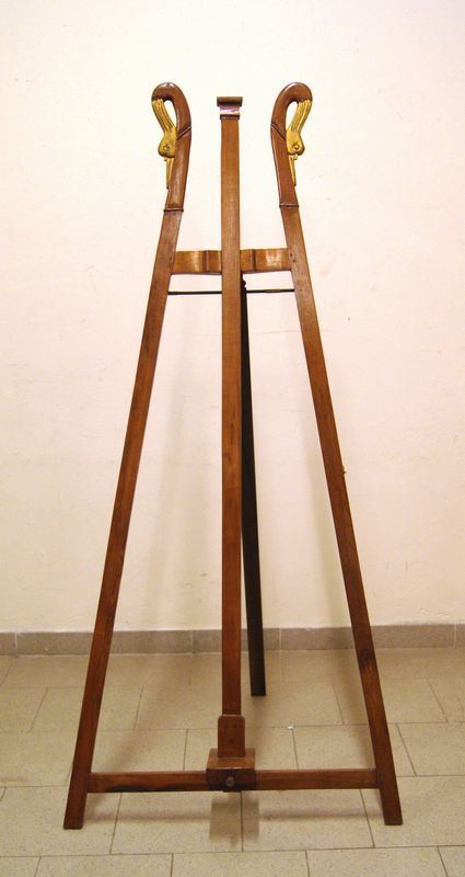 Cavalletto da pittore, in legno, finali a teste di cigno dorati, alt. cm 173