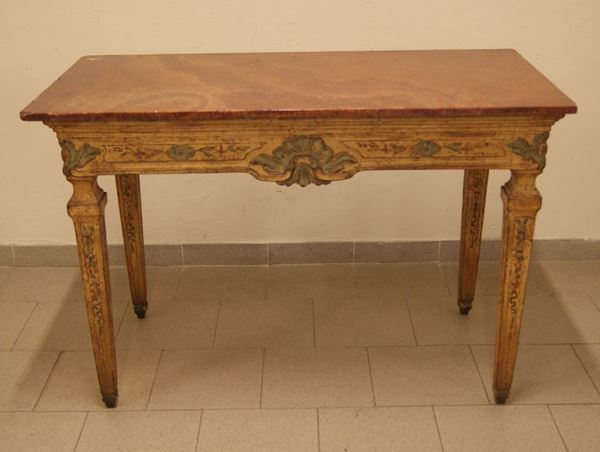 Console, Marche, sec. XVIII, in legno intagliato e laccato, a quattro gambe troncopiramidali, piano in granito non pertinente, cm 122x60x82, restauri alle laccature
