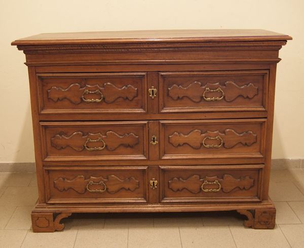 Cassettone, Lombardia, sec. XVII, in noce, a quattro cassetti di cui tre sformellati, cm 147x62x115