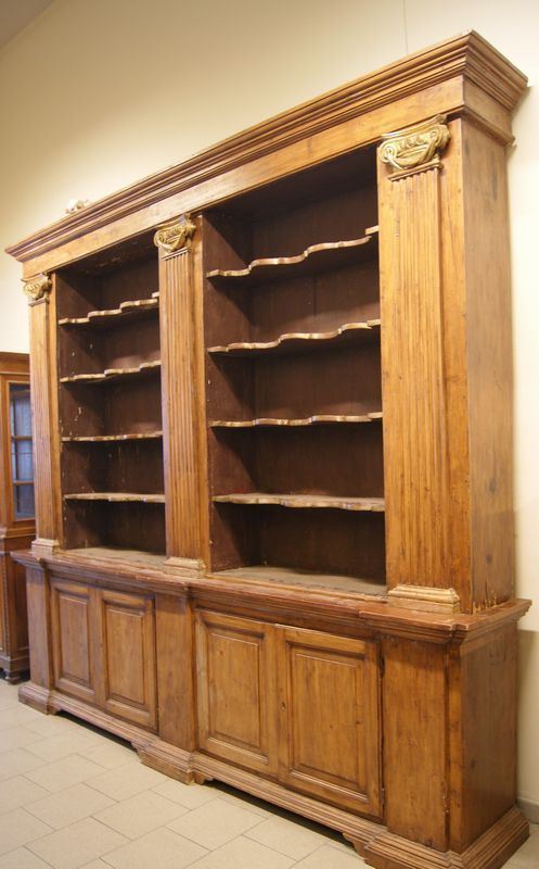 Libreria, in stile '600, in legno di pioppo, a quattro sportelli alla base e alzata a ripiani, colonne scanalate, cm 314x51x280, danni