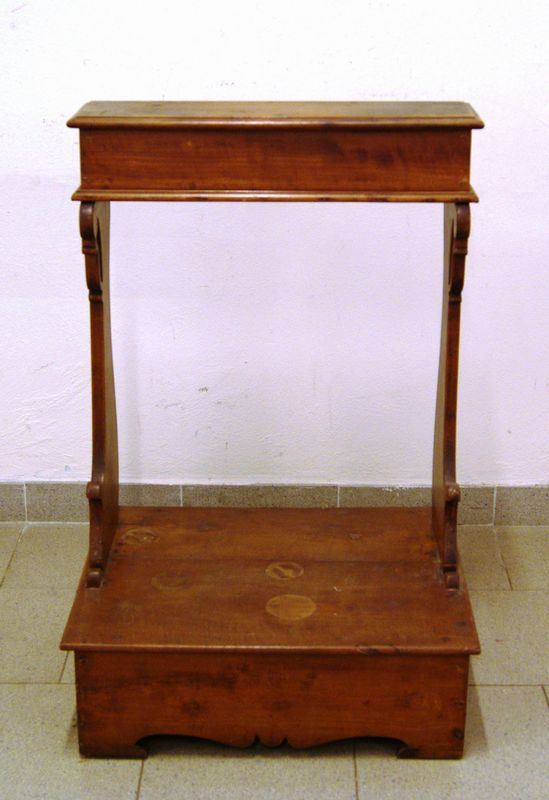 Inginocchiatoio, sec. XIX, in ciliegio, colonne a lira, cm 58x44x86
