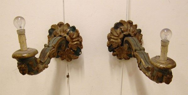 Coppia di appliques, sec. XVIII, in legno laccato e dorato, laccatura di epoca successiva, cm 58(2)