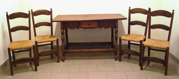 Tavolo fratina, sec. XVIII, in noce, un cassetto nella fascia e Quattro sedie impagliate, cm 136x70x81, restauri