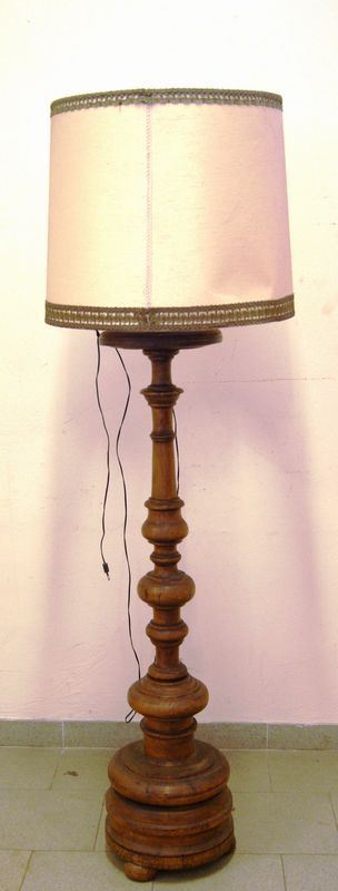 Torciera, sec. XVIII, in noce, alt. 170 cm, completa di paralume