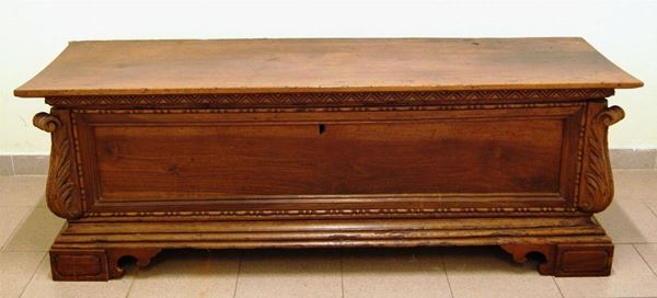 Cassapanca, Lombardia, sec. XVII, in noce intagliato, cm 170x54x49, restauri