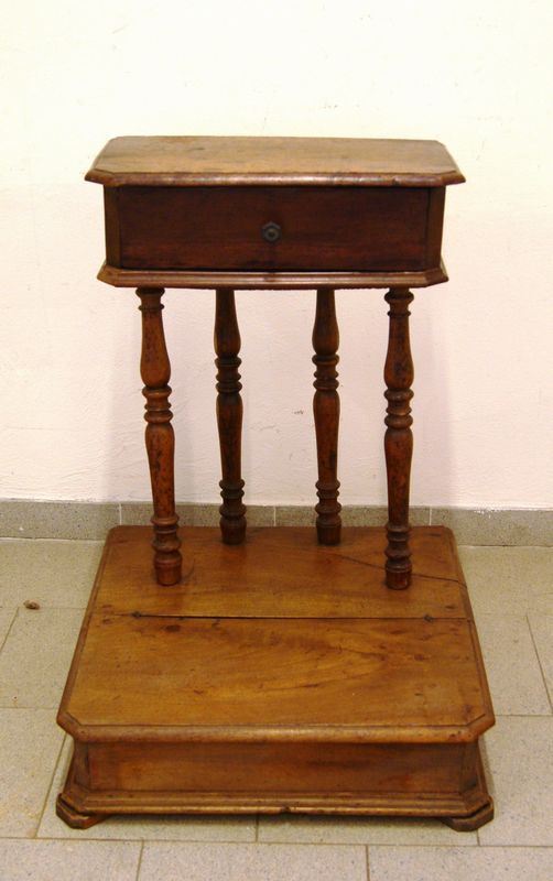 Inginocchiatoio, sec. XVIII, in noce, con colonnine tornite e un cassetto sotto il piano, cm 59x57x83