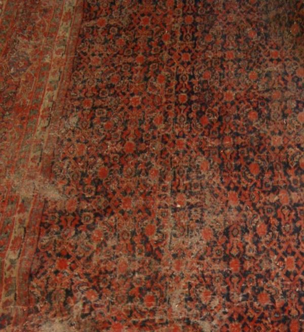 Tappeto persiano, fondo rosso e blu, lesene laterali, cm 630x255, consunto