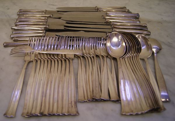 Servito di posate, Valsodo, anni '50, in argento, composto da dodici forchette, dodici forchettine, dodici cucchiai, dodici cucchiaini, dodici coltelli grandi, dodici coltelli piccoli, tot. 4113 gr. lordi