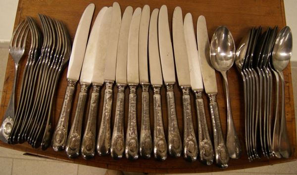 Servito di posate, primi sec. XX,  in argento inciso con iniziali FB, composto da tredici forchette, dodici cucchiai, dodici coltelli, tot. 2790 gr. lordi